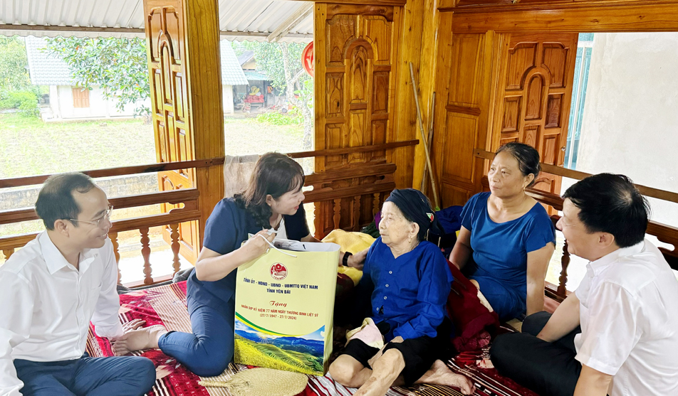 Phó Chủ tịch HĐND tỉnh Hoàng Thị Thanh Bình cùng đoàn công tác thăm và tặng quà gia đình bà Hoàng Thị Thiếp, vợ liệt sĩ Hoàng Nguyên Ái, xã Minh Xuân, huyện Lục Yên.